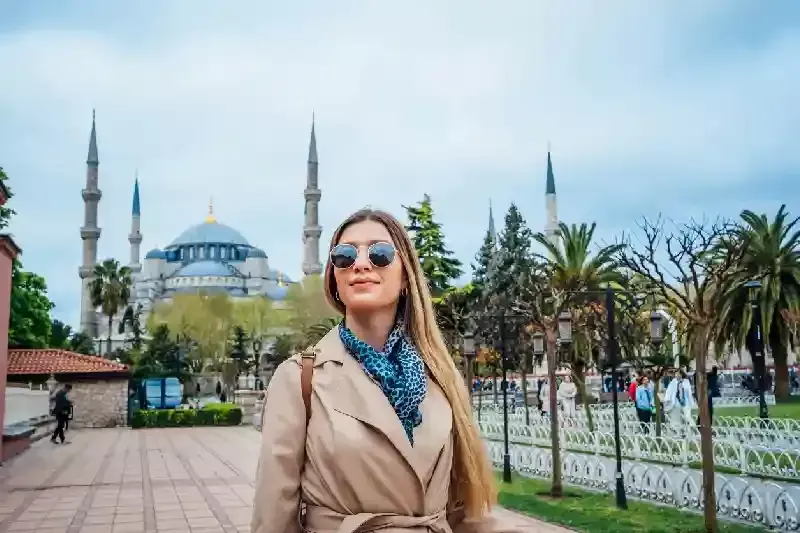 una turista davanti la moschea blu in turchia , la moschea blu 
