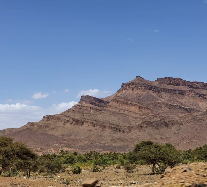 Paisagem do Vale do Draa com deserto, oásis, vila e montanha no Marrocos - Norte da África