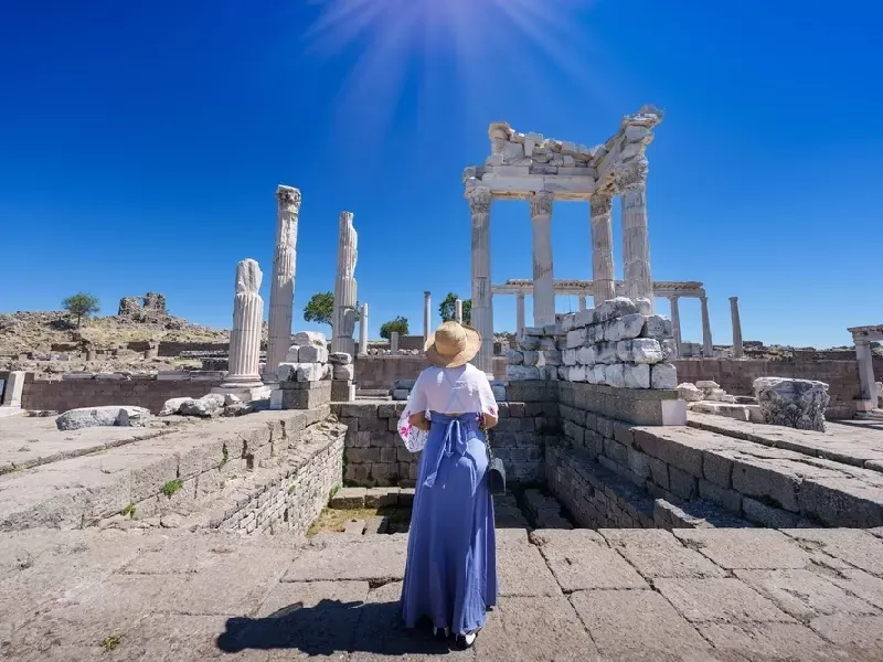 una turista a pergamo , pergamo turchia 