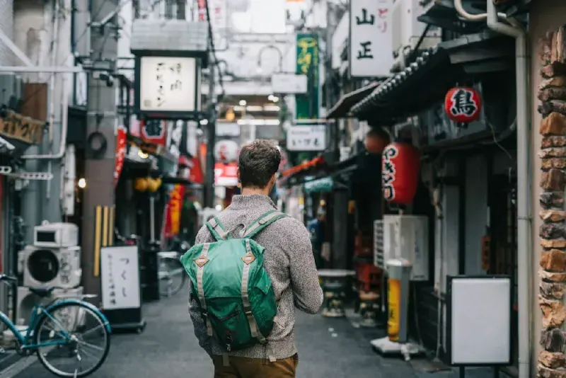 Hombre descubriendo joyas ocultas en Osaka