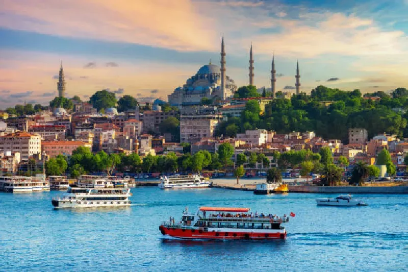 Touristische Ausflugsschiffe in der Stadt Istanbul, Türkei