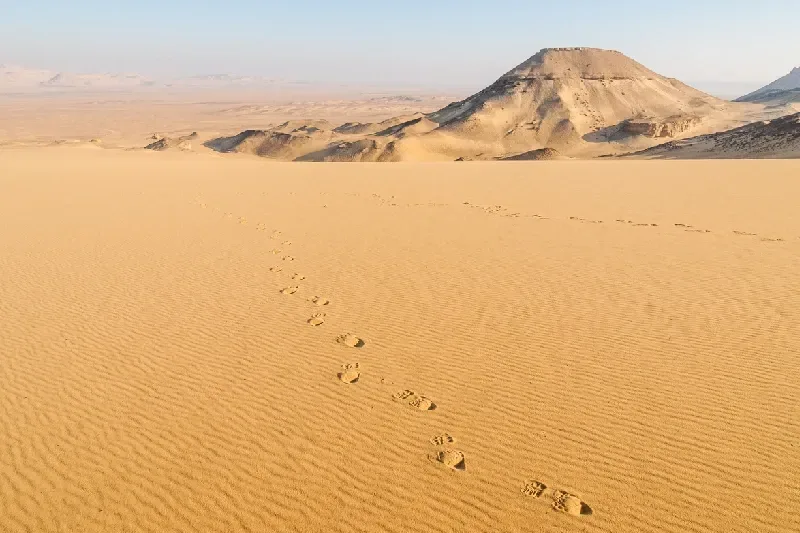 Fußspuren im Sand in der Weißen Wüste in Ägypten