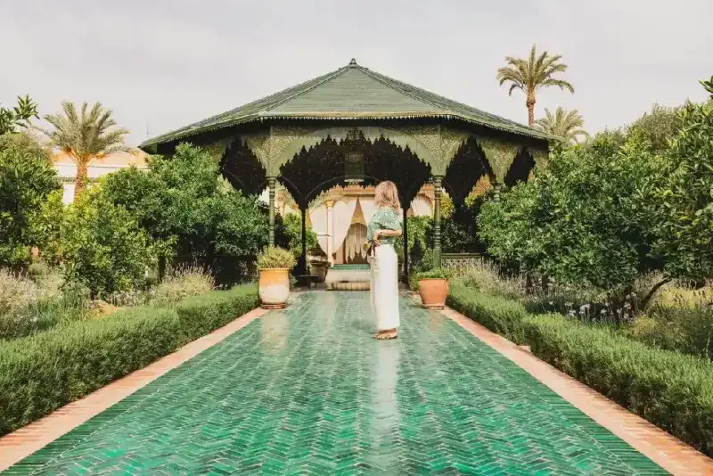 Mujer joven en Le Jardin Secret, Marrakech.