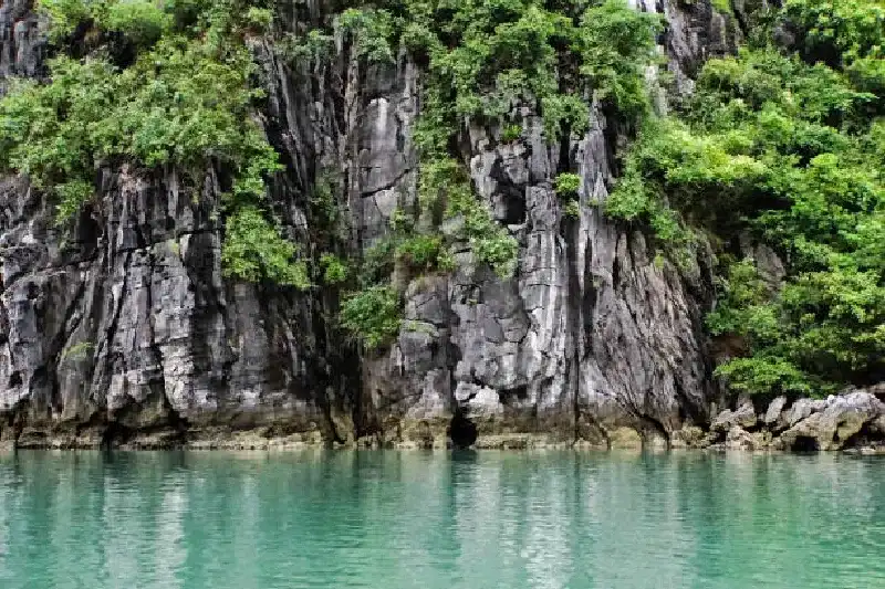 Halong-Bucht mit Kalksteinfelsen und Booten, Vietnam