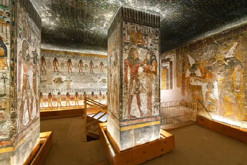 Innenansicht der oberen Säulenhalle im antiken Grab von Sethos I. (KV17) im Tal der Könige bei Luxor, Ägypten.