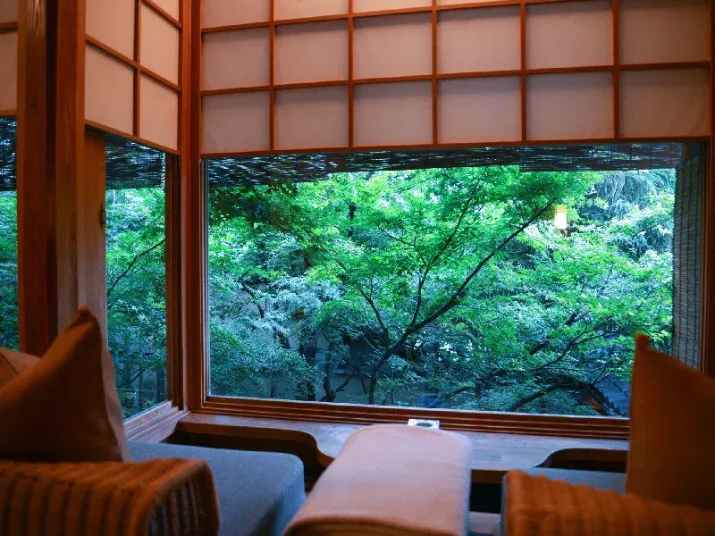 Vista desde la ventana de un ryokan tradicional en Kioto.