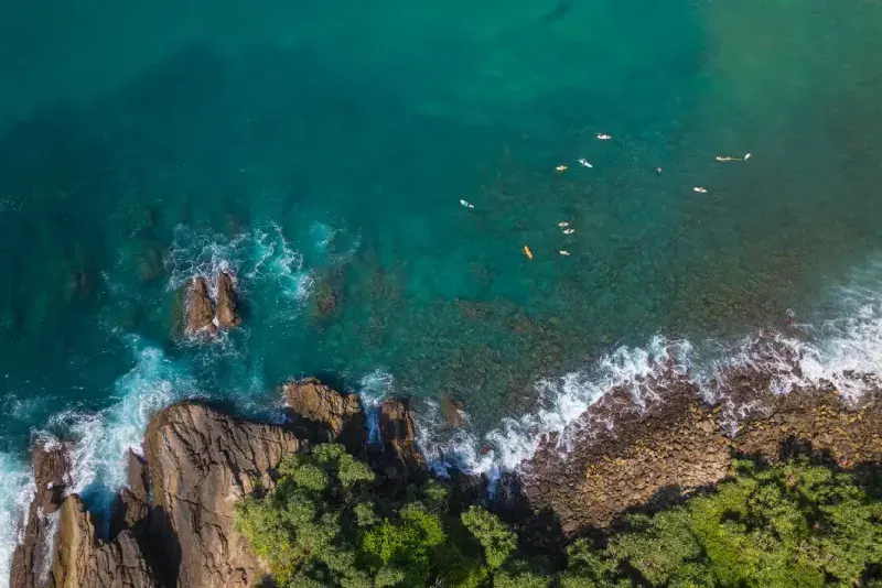 vista-aerea-surfistas-costa-tropical-hiriketiya-sri-lanka-oceano-turquesa