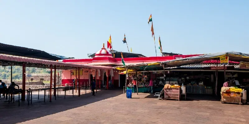Templo Trinetra Ganesh situado dentro del fuerte de Ranthambore.
