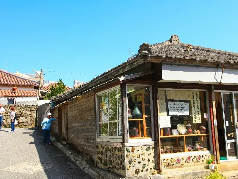 Tsuboya Yachimun Dori: El Barrio Cerámico Más Famoso de Okinawa