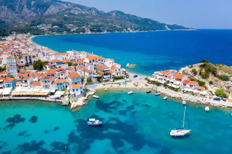 Vista del pueblo pesquero de Kokkari con hermosa playa, en la isla de Samos, Grecia.