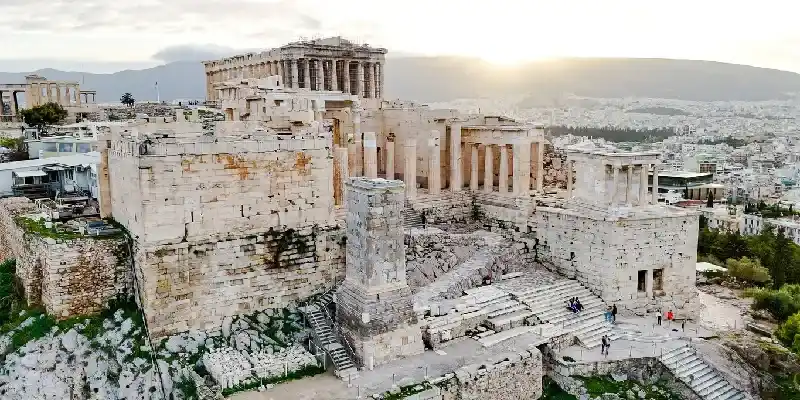 vista-aerea-de-la-acropolis-de-atenas-con-los-propileos-al-atardecer