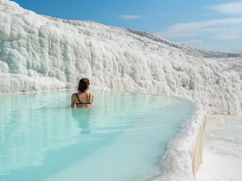 una turista a pamukkale turchia , pamukkale