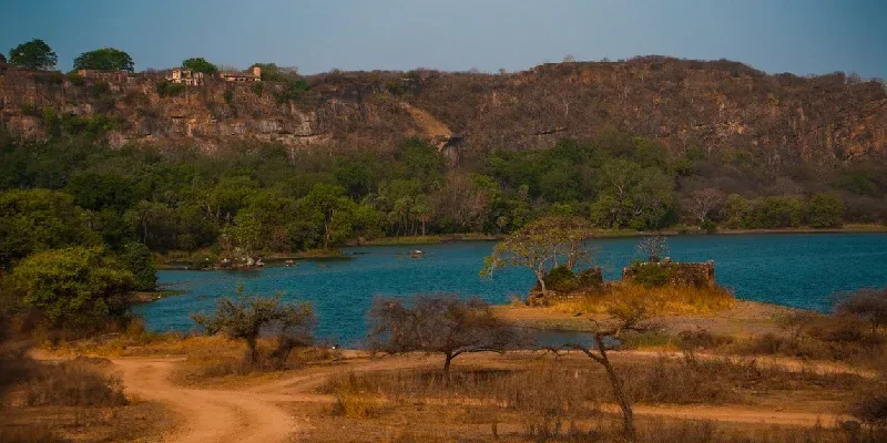 Parque Nacional de Ranthambore con el Fuerte de Ranthambore al fondo.