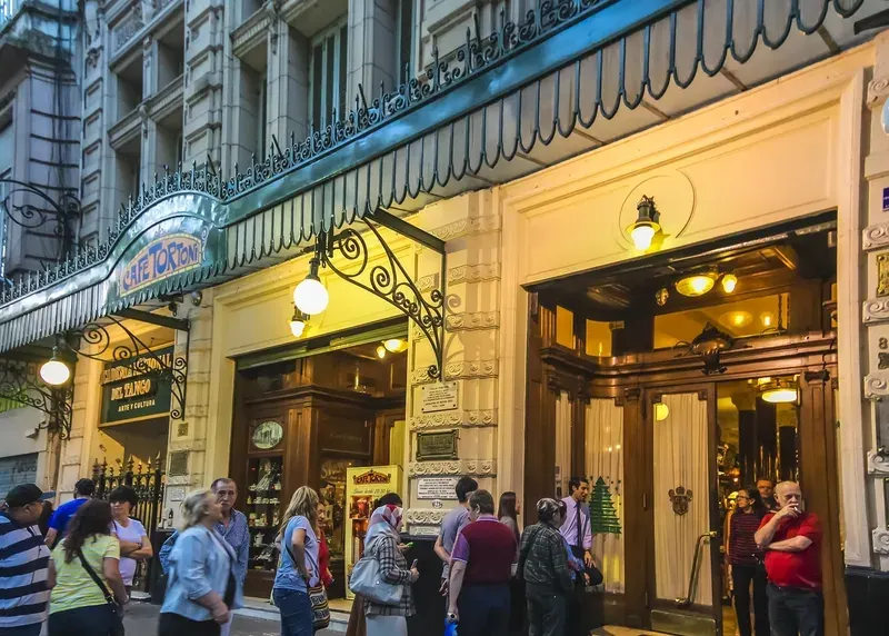 long queue outside Cafe Tortoni