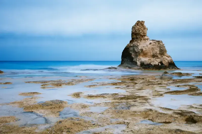 Die berühmten Felsen am Kleopatra-Strand nahe Marsa Matruh in Ägypten bei Nacht mit Blick auf das ruhige Mittelmeer.