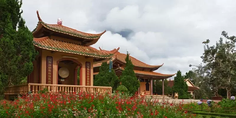 Pagoda Chua Thien Vuong con flores.