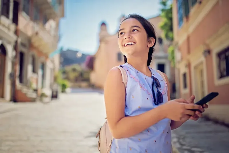 nina-explorando-el-casco-antiguo