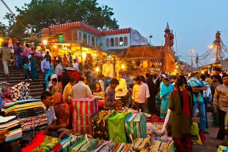 Gente en el mercado Meena Bazaar en Delhi, India.