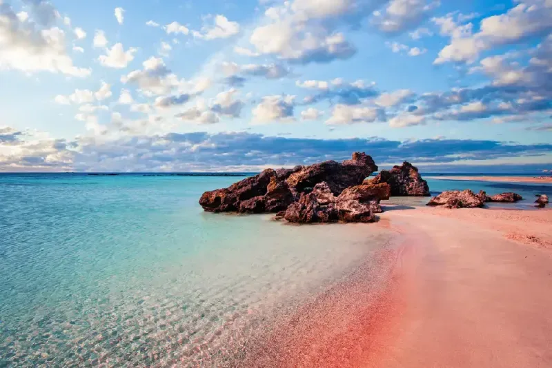 playa-de-elafonissi-con-arena-rosa-y-cielo-azul-en-creta-grecia