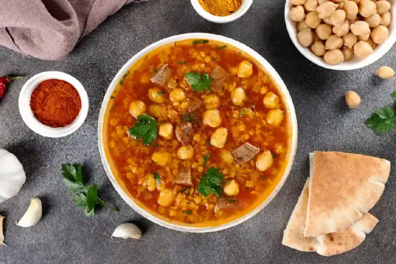 Sopa marroquí harira con especias y pan árabe