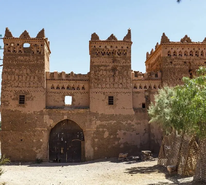 Antiga kashbah desgastada pelo tempo em Agdz, Vale do Draa, Marrocos, Norte da África