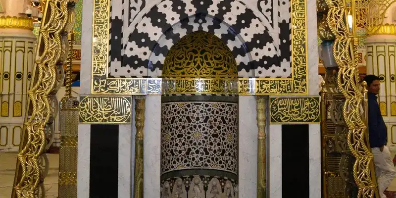 Interior de Al-Masjid an-Nabawi – Mihrab de la Rawdah Mubarak.