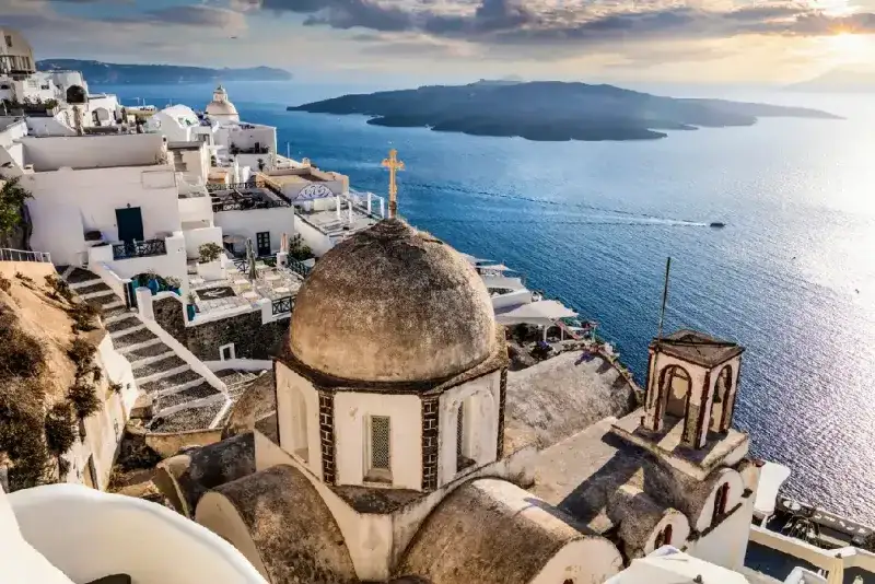 vista-aerea-de-fira-en-la-isla-de-santorini-al-atardecer