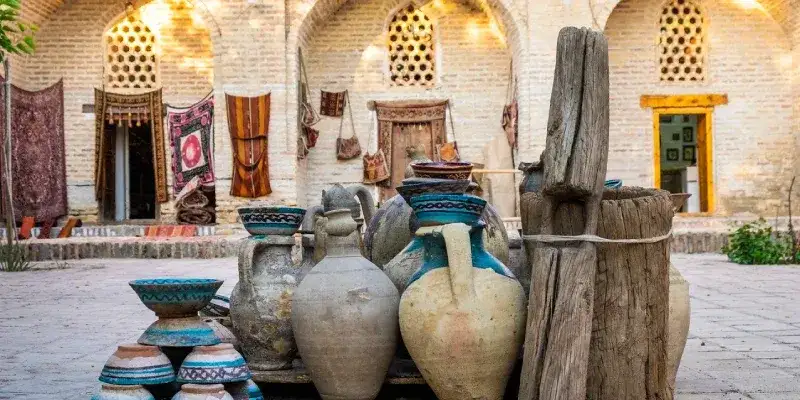# Grandi giare di terracotta nel cortile interno del centro storico di Bukhara, Uzbekistan