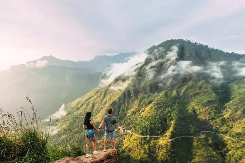 Una pareja saluda al amanecer en las montañas. Sri Lanka. 