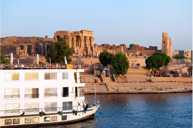 Doppeltempel von Kom Ombo und Nilkreuzfahrtschiff auf dem Nil in Ägypten