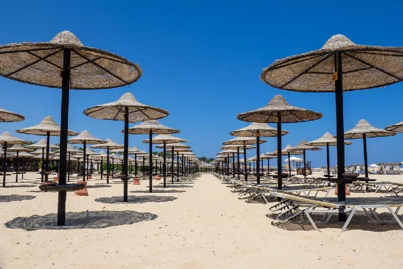 Marsa Matruh in Ägypten mit einem traumhaften Sandstrand und kristallklarem Mittelmeer in tropischen Blau-, Türkis- und Grüntönen – ein ruhiger, sauberer und unberührter Küstenabschnitt, ideal für einen entspannten Urlaub in Nordafrika.