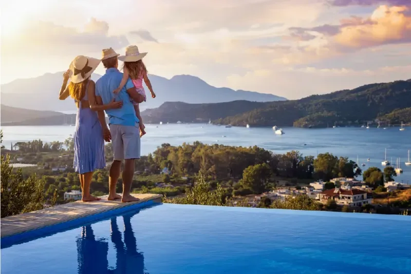 familia-disfrutando-de-las-vacaciones-de-verano-junto-a-la-piscina-al-atardecer