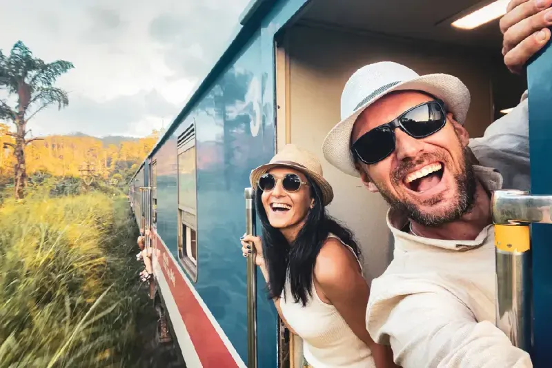 feliz-y-emocionada-pareja-de-viajeros-disfrutando-del-popular-viaje-en-tren-de-kandy-a-ella