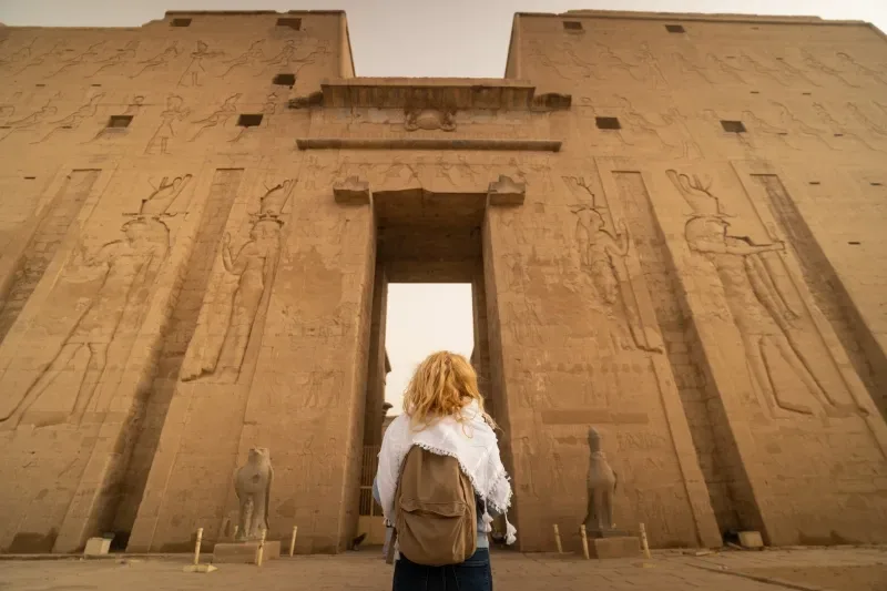 Una turista cammina nel tempio di Horus a Edfu, in Egitto. Esna e Assuan in Egitto