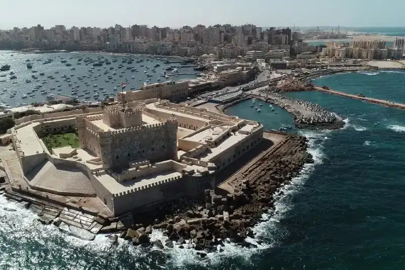 Ripresa aerea con drone della città di Alessandria d'Egitto, del suo mare e della Cittadella di Qaitbay.