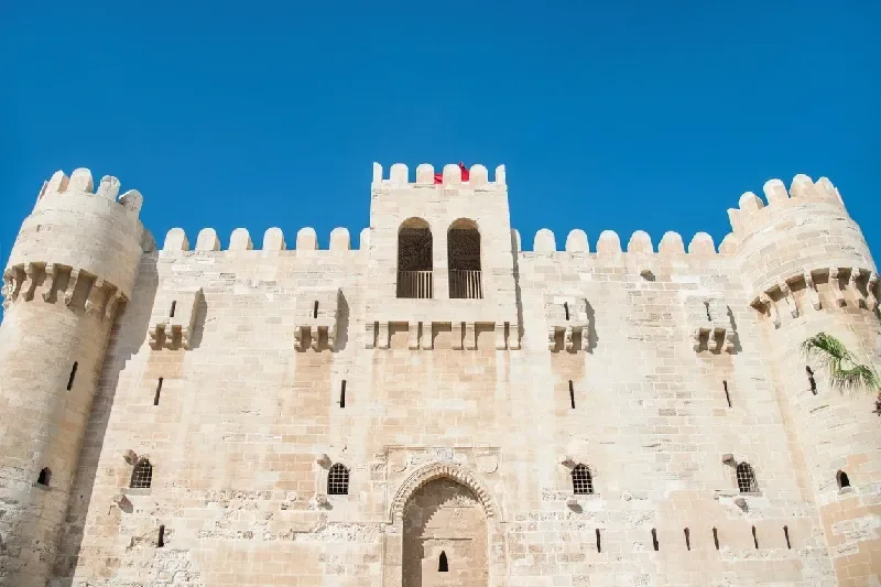 Die Zitadelle von Qaitbay in Alexandria, Ägypten, eine mittelalterliche Küstenfestung aus dem 15. Jahrhundert am Mittelmeer.