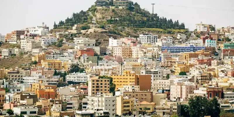 Montaña Verde en Abha, provincia de Asir, Arabia Saudí. Paisaje urbano con la expansión de la ciudad y la famosa Montaña Verde.