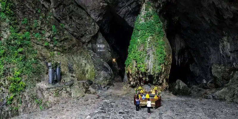 Santuario budista y formaciones rocosas en la cueva de la Pagoda del Perfume, cerca de Hanói, en el norte de Vietnam.
