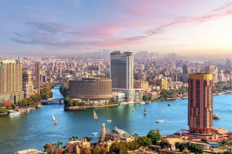 Luftaufnahme der Skyline von Kairo entlang des Nils bei Sonnenuntergang in Ägypten.