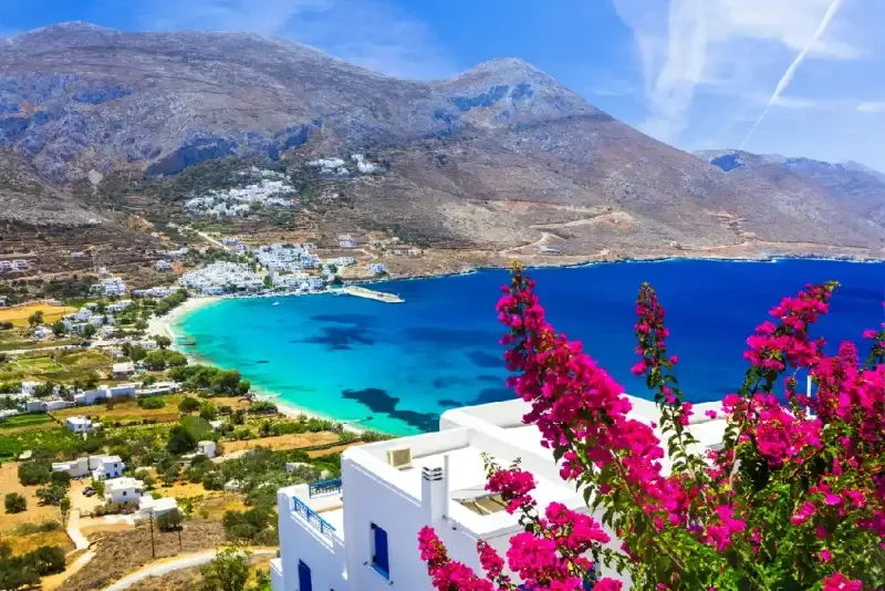 Hermosa bahía de Aegialis, Amorgos, Grecia.