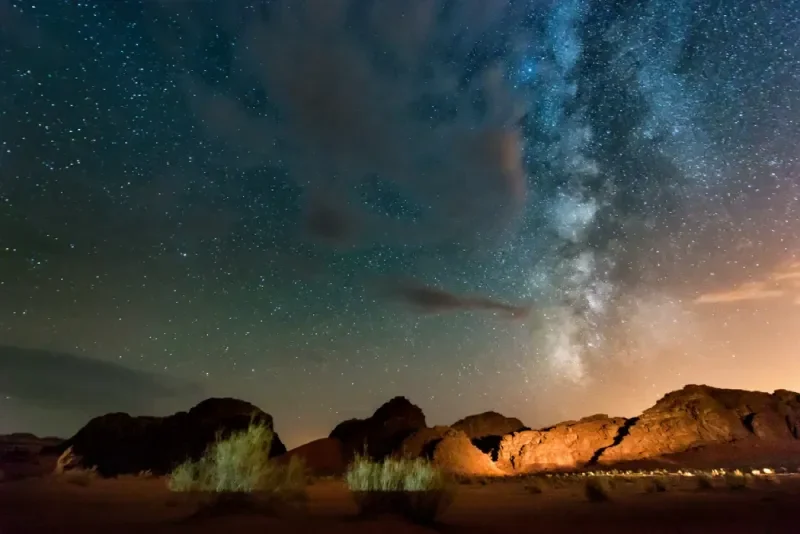 Cielo stellato e Via Lattea sopra Wadi Rum