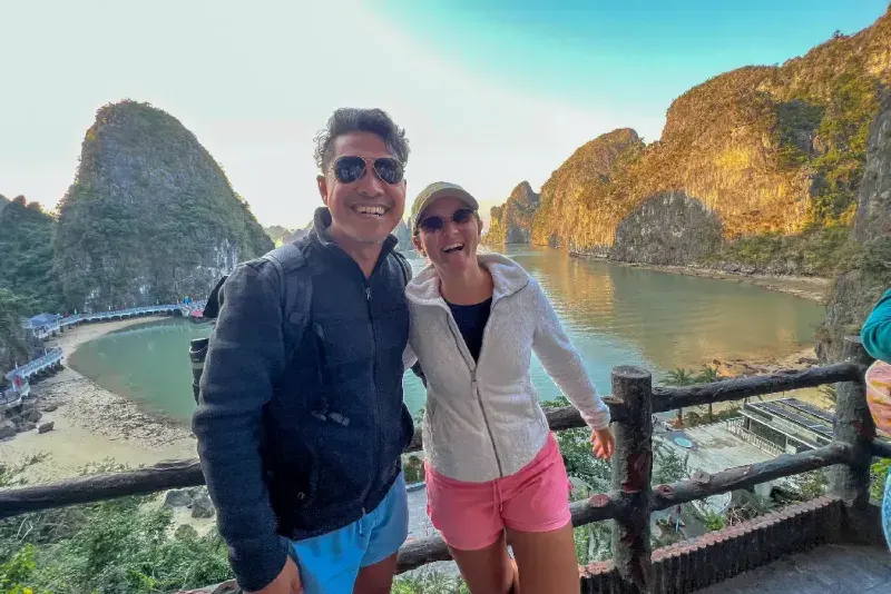 Pareja sonriendo junto a la bahía de Ha Long.
