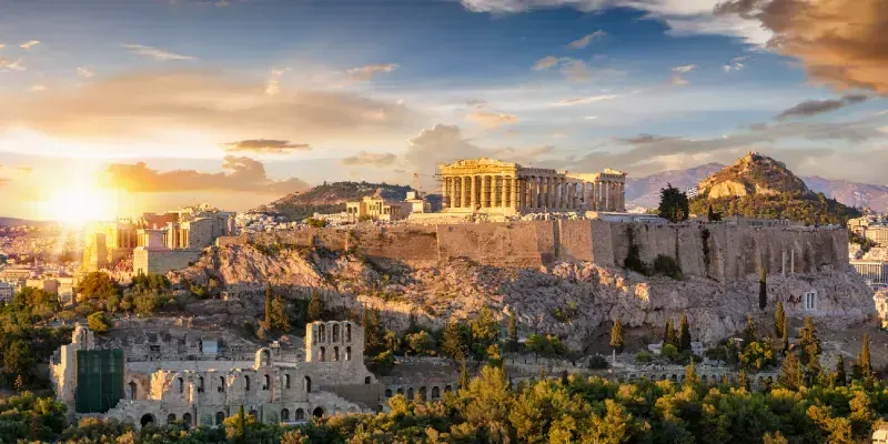 La Acrópolis de Atenas, Grecia, con el Templo del Partenón en la cima de la colina durante un atardecer de verano.