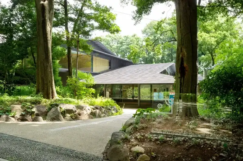 museu-do-santuario-meiji-com-arquitetura-moderna-entre-arvores