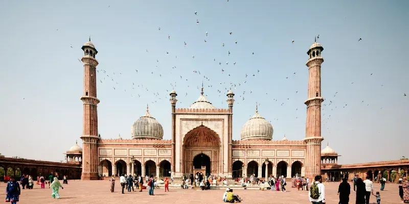 palomas-volando-alrededor-de-la-mezquita-masjid-i-jahan-numa-en-vieja-delhi-india