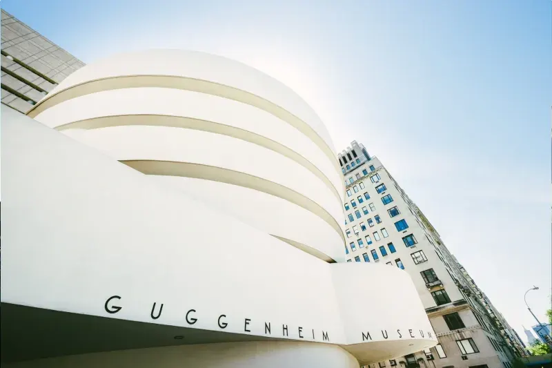 Guggenheim Museum in New York mit charakteristischer spiralförmiger Bauweise.