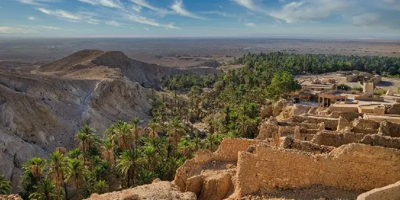 Vista del oasis de Chebika y del pueblo abandonado, Tozeur, Túnez.