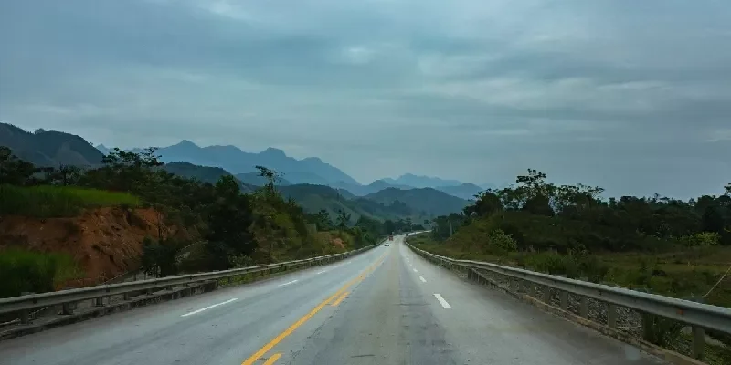 Vista de la calle de la nueva autopista de Hanói a la provincia de Lao Cai, en el norte de Vietnam.