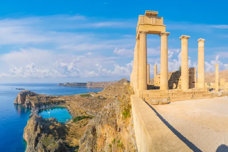 ruinas-del-antiguo-templo-de-la-acropolis-en-lindos-rodas-grecia