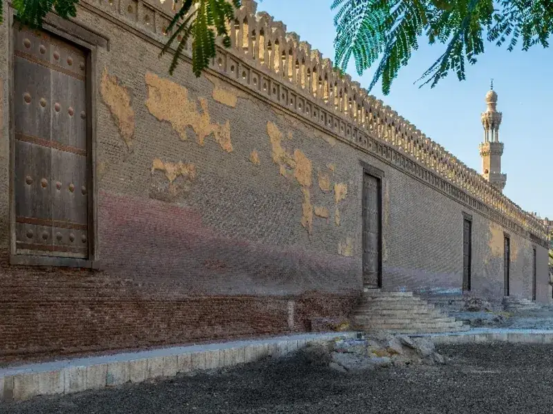 Décor de stuc et fenêtres à claustra de la Mosquée Ibn Touloun